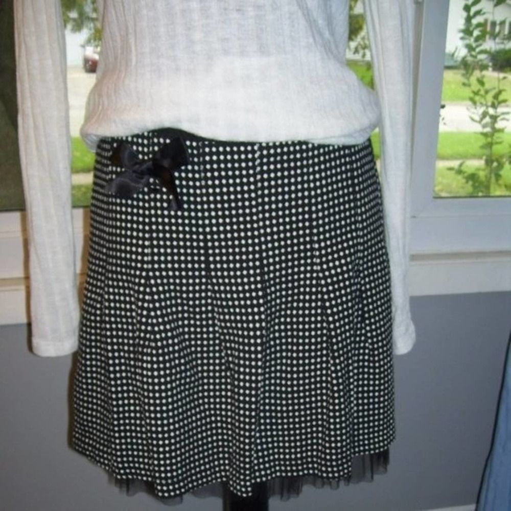💥5/$10💥Wrapper cute black, white polka dot skirt, ruffle, side black